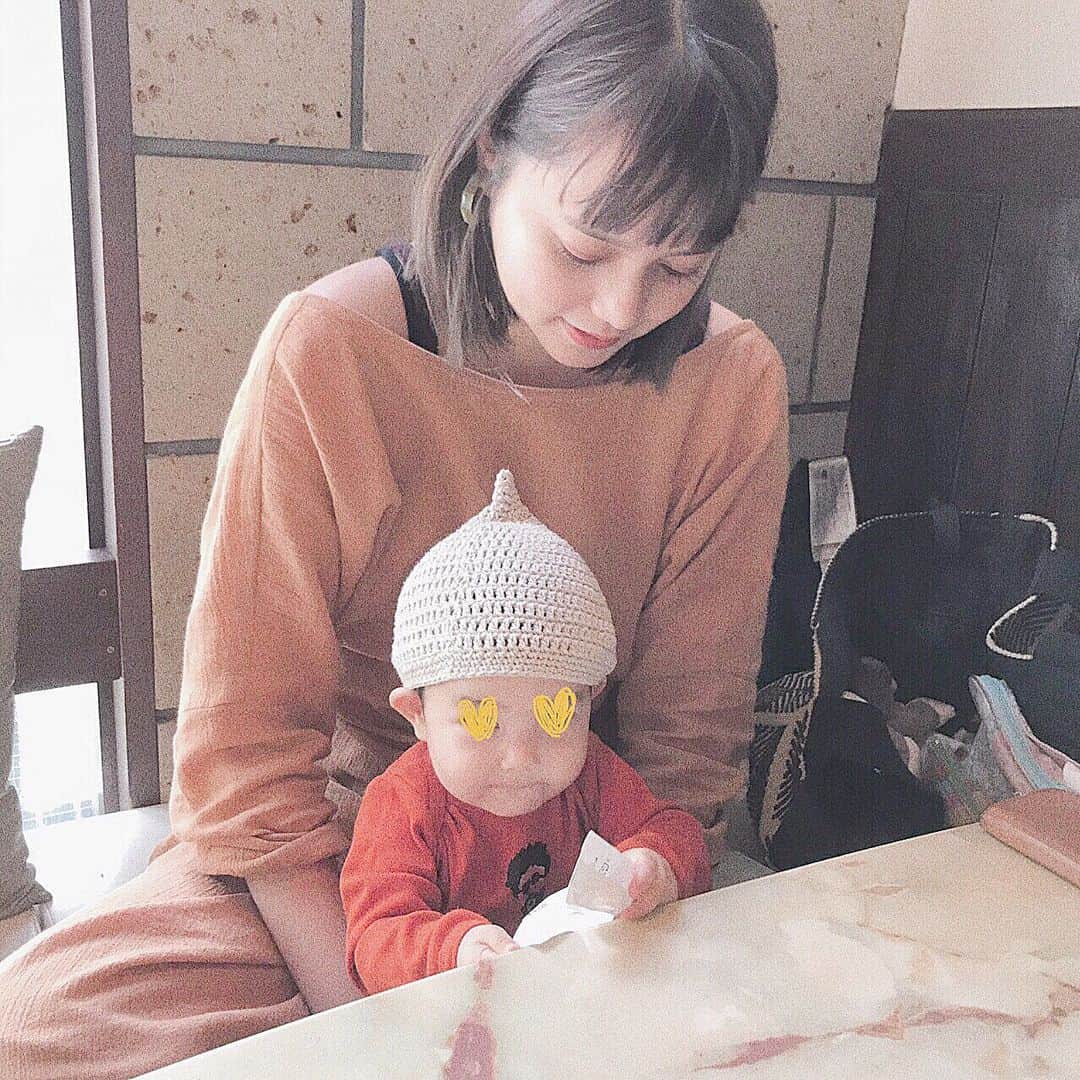 岸本セシルのインスタグラム：「今日は娘とorangeこーでの日🧡🍊 ワンピースは去年hawaiiのヒアカカアコ で購入したもの。くすんだオレンジなので秋に着ても可愛い💕今日はデニムに合わせました。  今日は肌寒かったので、娘はタイツも合わせたよ🧡タイツ姿たまらん。(ただ履かせづらい)  お友達と会って沢山「可愛い」と言ってもらえて母嬉しいなー😆親バカだけど、ほんと可愛い。日に日に旦那似になっていってるけどそれもまた可愛い🤣💛👍 子供いると、座敷の方が過ごしやすいんだけど都内ってなかなか無いね🤪  夜は居酒屋とかお鍋屋さんとか座敷があるけど、ランチで座敷あればとってもいいのになー🤔❤︎ #娘とオレンジコーデ #可愛いどんぐりちゃん #今日はいつも以上にニコニコちゃんで何度もキュン死した #明日もたのしみ #1日1投稿」
