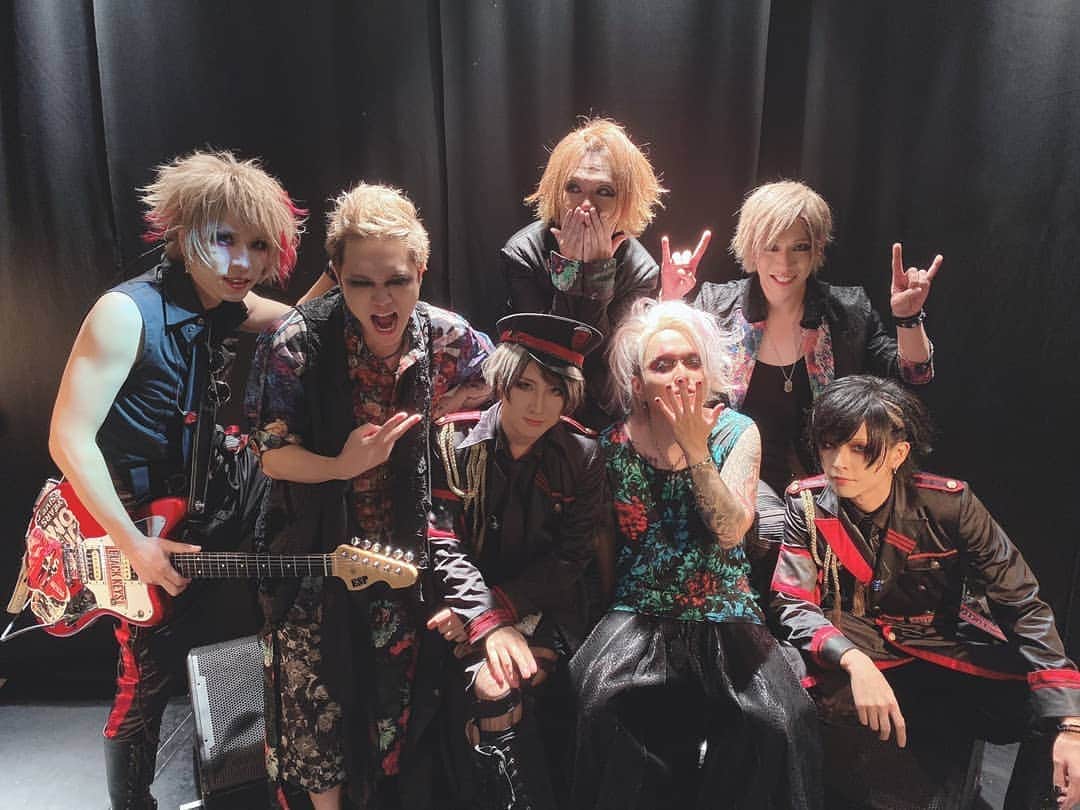 Chiyu のインスタグラム：「ガチャ2マンおつかれっした♪ 仲良いバンドとの対バンは楽しいし刺激も貰えて最高でした！ 来てくれた皆様ありがとうございました！  そして素敵？な差し入れがひっつー宛に届いてましたとさ(笑)」