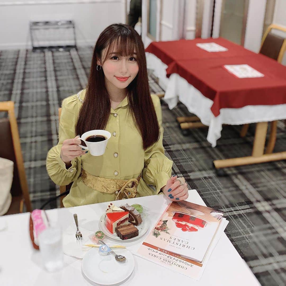 生田千秋さんのインスタグラム写真 - (生田千秋Instagram)「あと2ヶ月で12月ですね🎄🎁﻿ ﻿ 東武のクリスマスケーキ スペシャルテイスティングイベント 「2019 TOBU CHRISTMAS CAKES」にご招待頂きました🎂💖﻿ ﻿ 表紙を飾っている、ガトードボワイヤージュ様のルージュフルールの他に3種類試食しました！﻿ どれも美味しかったけど、私は、オッジ様のノワゼットショコラノエルが好きでした🥰﻿ 下がサクサクしたクレープ生地ですごく濃厚なチョコレートケーキでコーヒーとの相性も抜群でした❤️ワインとも相性がいいかも🍷✨﻿ ﻿ 今年のテーマはフラワーで、どれもデザインがすごく可愛かったです💐✨﻿ 少人数で食べやすいものから﻿ 大人数で食べるサイズのケーキも﻿ ありました！サイズが大きいと、より豪華でした😳✨﻿ パーティーとかに良さそう💝﻿ ﻿ ケーキ予約はスタートしてますよ！お早めに😊﻿ ﻿ ﻿ #池袋東武 #2019池袋東武クリスマスケーキ #クリスマスケーキ #christmascakes #スイーツ #池袋」10月15日 13時19分 - maechi_0815