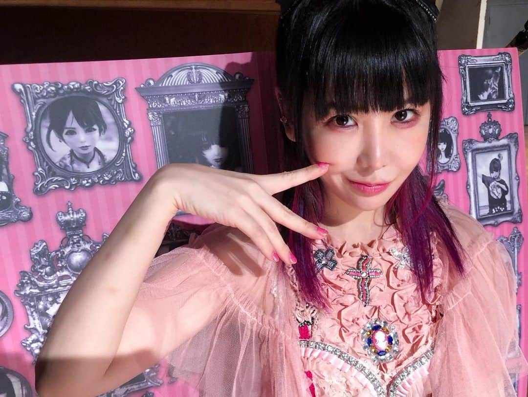 大森靖子さんのインスタグラム写真 (大森靖子Instagram)「好きな人が優しかったぴーす ただそこにいるだけで、私のぜんぶをなおしてくれるのはなんでだろう。こんなにおかしいのに、大丈夫