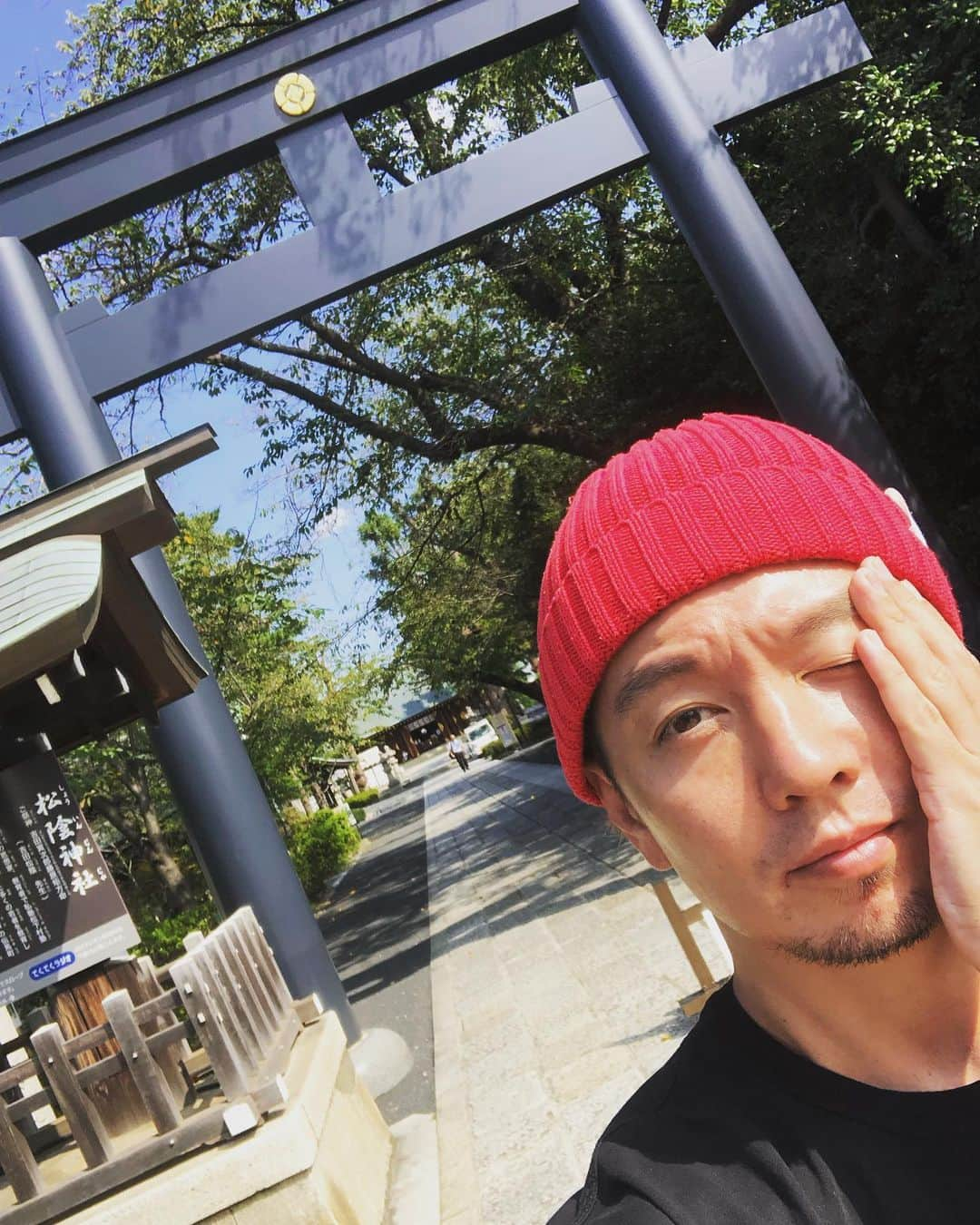 SHOCK EYEさんのインスタグラム写真 - (SHOCK EYEInstagram)「神社にはできれば、神頼みする時だけ、頼み事をする時だけ、行くんじゃなくて、フラッとでもいいから立ち寄ってほしいな😌 挨拶だけでもさ、今日はいい天気ですね、とか、そんなことでも良くて😊 だから、いつも誰でもはいっていいように門は開かれてる✨ 誰かが掃除をしてくれてて、いつだって綺麗にして出迎えてくれる。 神様が僕らに頼みたいことだってあるかもしれないよ、もしかしたら😁 : : I think we should visit shrines not only for pray but also just stopping by anytime to say hello, to thank the god for a sunny day and so on.  Shrines always keeps open the door for anyone.  Shrine is always kept as clean and welcomes you.  If you drop by, you may hear the god tells you something.  #shrine #shinto #japanguide #energy #healing #cleansing #soul #positive #power」10月15日 13時33分 - shockeye_official