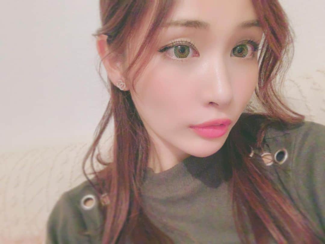 のインスタグラム：「💖 . @a_clinic_ginza で#ハイドラジェントル をしていただいてからもうすぐ2週間が経つけれど、肌の調子がめちゃくちゃよくて効果バツグンで感動してる🥺✨ . ファンデーションやコンシーラーでカバーしなくても大丈夫なくらい毛穴も目立たなくなったからベースメイクも楽チン🙆‍♀️🎶 . スッピンで人に会うのも恥ずかしくなくなった😄❤️ . これからも定期的に続けてこのままの状態をキープしたい❣️ . . #ハイドラジェントル #aclinic#aclinic銀座#美容#小顔#美肌#美容外科#美容皮膚科#美容クリニック#skincare#スキンケア#毛穴ケア#角質ケア#beauty#銀座#クリニック#美顔#model」