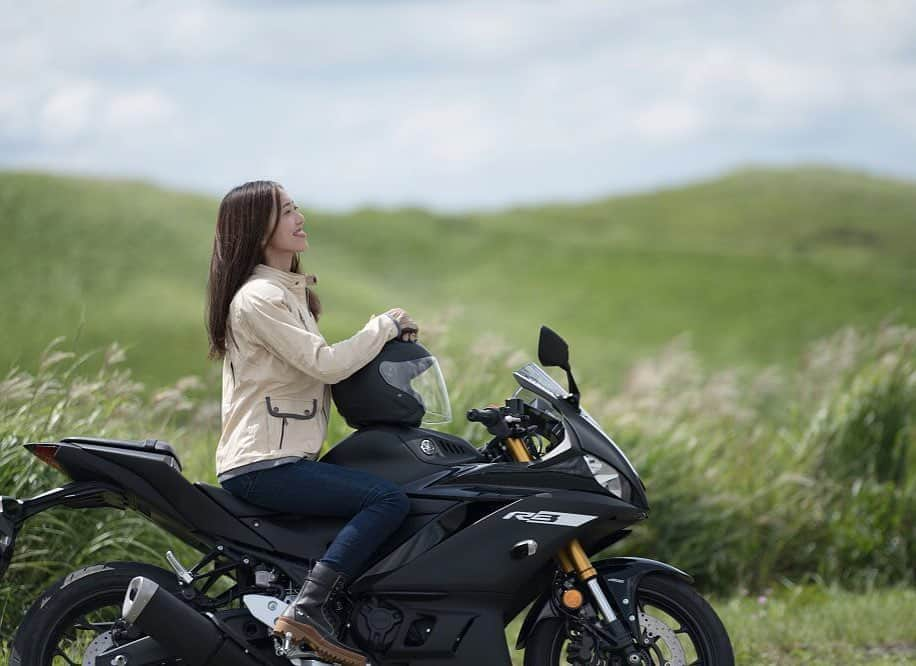 ヤマハ バイクさんのインスタグラム写真 - (ヤマハ バイクInstagram)「ヘルメットを脱いで風を感じる瞬間が、たまらなく好きです。  #YAMAHAが美しい #yzfr3 #r3 #yamahayzf #バイクのある風景 #バイクのある生活 #バイク好きな人と繋がりたい #空とバイク #バイク女子 #ライダー女子 #ガールズバイカー #女性ライダー #yamaha #yamahamotorcycle #instamoto #blackmotorcycle #motolife #mototouring #motorcyclegirl #girlsbikers #girlsriders」10月15日 13時46分 - yamaha_bike