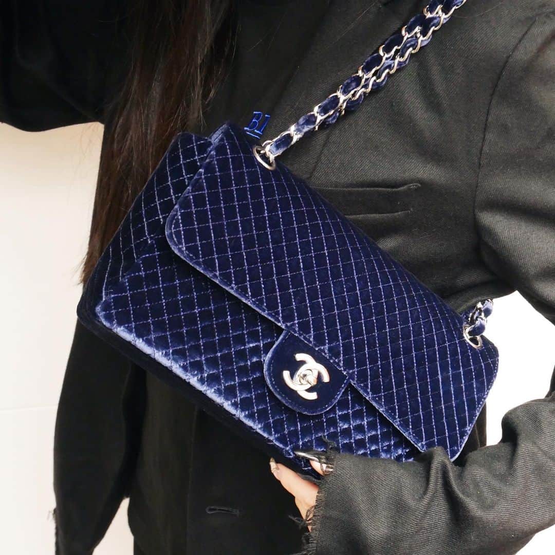 Vintage Brand Boutique AMOREさんのインスタグラム写真 - (Vintage Brand Boutique AMOREInstagram)「Vintage Chanel velvet single flap shoulder bag ▶︎Free Shipping Worldwide✈️ ≫≫≫ DM for more information 📩 info@amorevintagetokyo.com #AMOREvintage #AMORETOKYO #tokyo #Omotesando #Aoyama #harajuku #vintage #vintageshop #ヴィンテージ #ヴィンテージショップ #アモーレ #アモーレトーキョー #表参道 #青山 #原宿#東京 #chanel #chanelvintage #vintagechanel #ヴィンテージ #シャネル #ヴィンテージシャネル #amoreomotesando #アモーレ表参道」10月15日 13時52分 - amore_tokyo