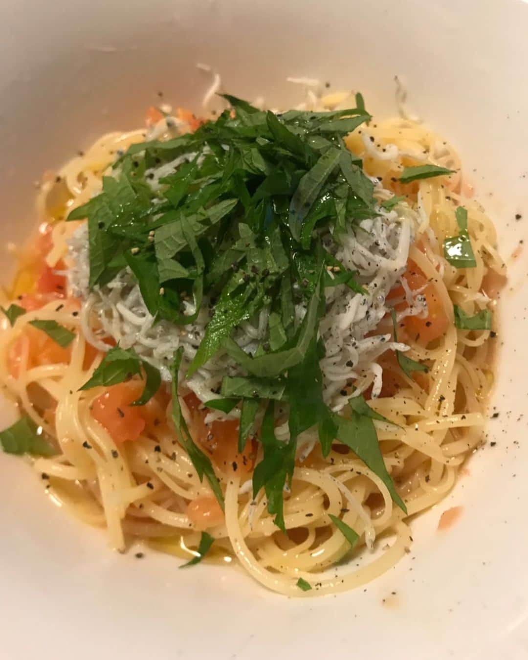 のインスタグラム：「大葉としらすとトマトの#冷製パスタ 🍅 味付けは、オリーブオイル、にんにく、塩胡椒、昆布茶、牡蠣醬油だったかな。 #パスタ#カッペリーニ#しそラブ」