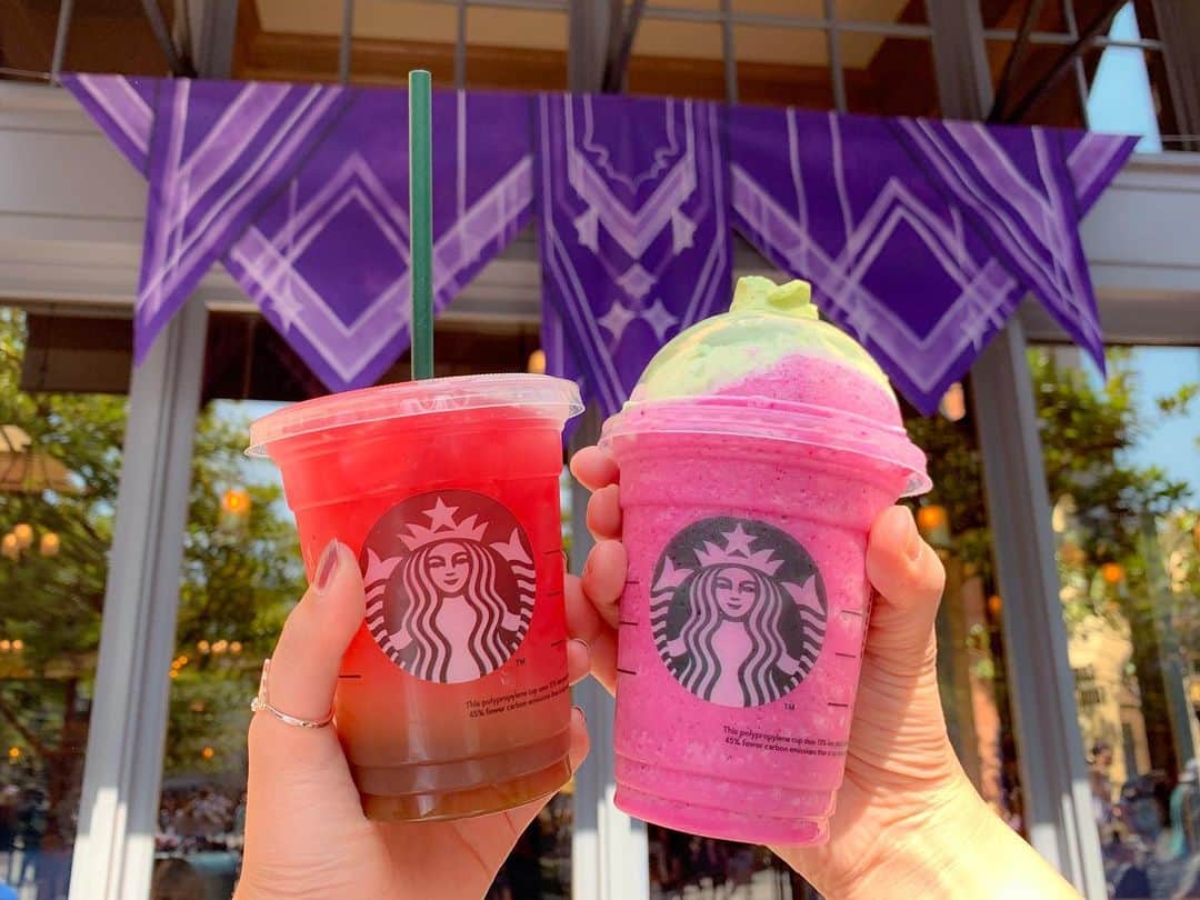 のインスタグラム：「＊ ＊  ハロウィーン限定！ディズニーならではのスタバメニュー👻  左は、ドクターファシリエの #drfacilierelixir  右はマレフィセントの #maleficentfrappuccino です👿  #disney #disneygram #disneylife #starbucks #dca #disneycaliforniaadventure #disneylove #スタバ #ハロウィーン限定メニュー #ドクターファシリエ #マレフィセント #スターバックス #ディズニー好きな人と繋がりたい #ディズニー好きな人と仲良くなりたい #ディズニー」