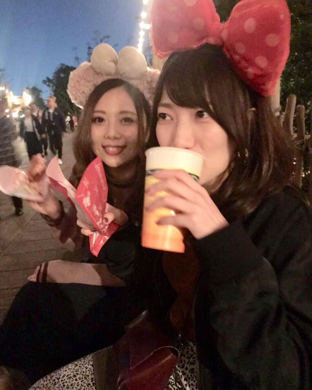 西村季里子のインスタグラム：「・ 楽しすぎると人ってこんなにぶれるの？ ってくらいわたし全部ぶれてるわ🤷🏻‍♀️ でも楽しいときって体揺れちゃうよね🥰 ん？わたしだけかな🙂？ #ディズニー#ディズニーシー#アフター6  ま#disneysea #disney #disneyhalloween  #halloween #ハロウィン#🎃 #ぶれすぎ#楽しいと揺れちゃうみたい #まともな写真なかった#致し方ない #先輩#仲良し#毎日仲良し#follow #followme」