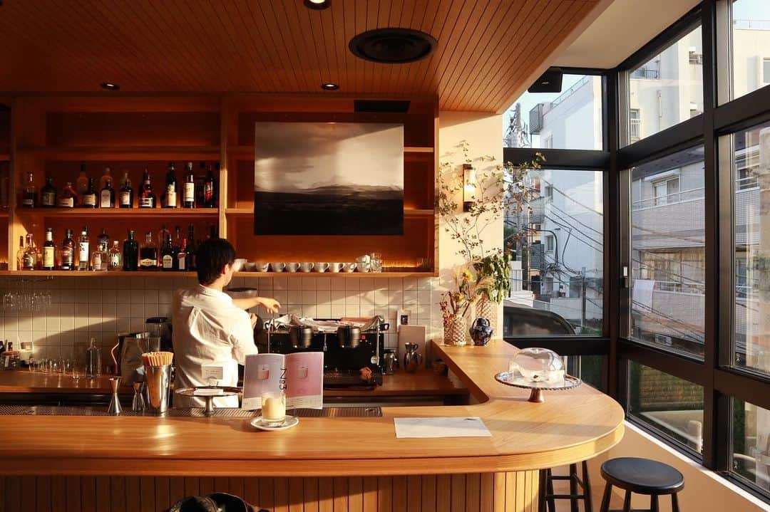 石井輝明さんのインスタグラム写真 - (石井輝明Instagram)「代々木上原。 昨日は久しぶりの漫才劇場でした。 呼んでくれたダブルアートに感謝。  #no. #cafe #coffee #カフェ #東京カフェ #代々木上原カフェ #カフェ芸人 #大阪泊まりだったので今日は免許の更新に #写真見たら寝癖ついてた #おじさん教えてよ #写真撮る時にこそっと #なんか右側浮いてるよって #たぶんササッとしたら直せたのに #5年この写真か #画像はツイッターで」10月15日 14時15分 - comandanteishii