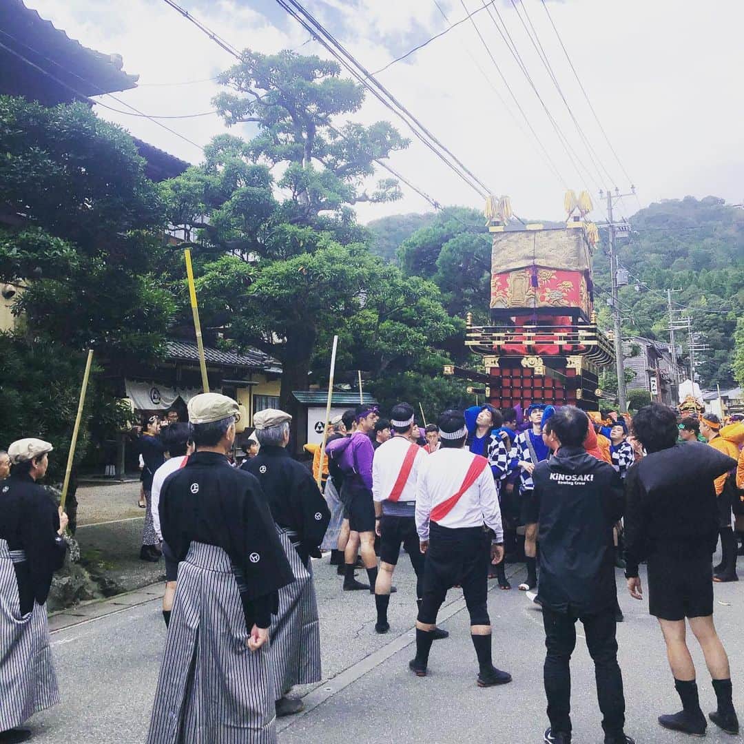 ひうらさとるのインスタグラム：「今年もお祭りの日々です。年に一度の私のエプロン姿（良妻賢母のコス）が見れるの城崎だけ！（別に見なくていい…） この日は色んな宿で生ビールやおつまみが食べ飲み放題！（良妻賢母どこいった…） #城崎温泉 #秋祭り」
