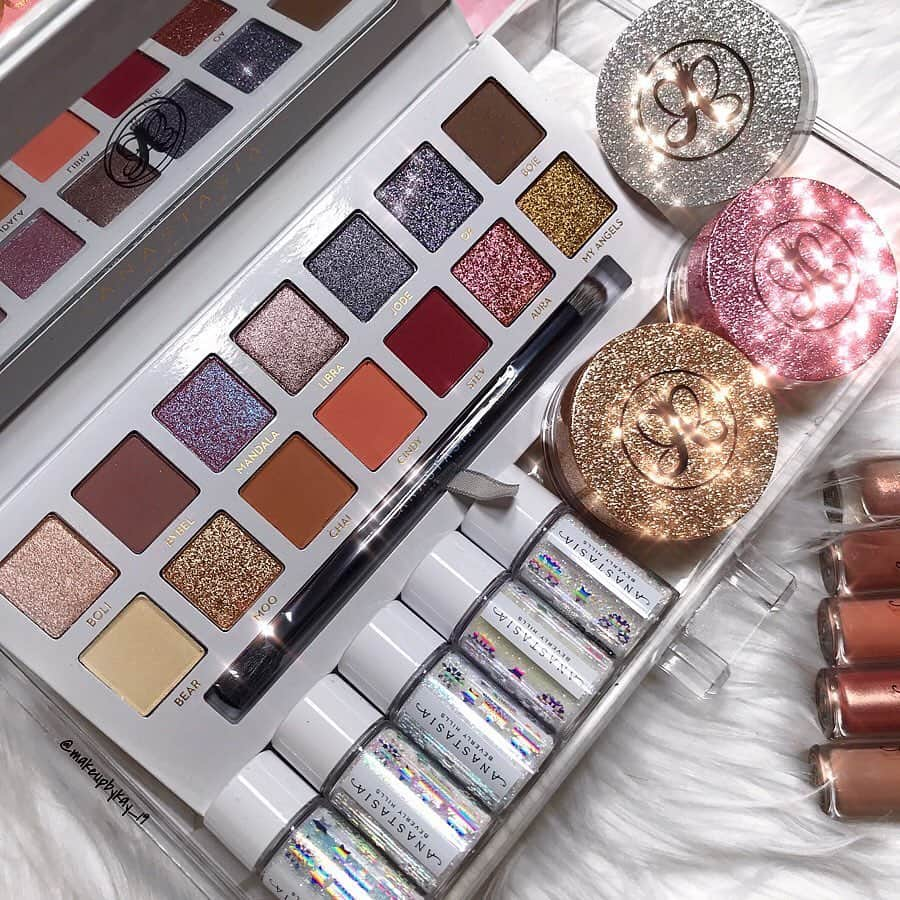 Anastasia Beverly Hillsさんのインスタグラム写真 - (Anastasia Beverly HillsInstagram)「We love our Holiday Collection 🥰😍 @makeupbykay_19  #undressedlipset #abhxcarlibybel #miniglowset #anastasiabeverlyhills」10月15日 14時20分 - anastasiabeverlyhills