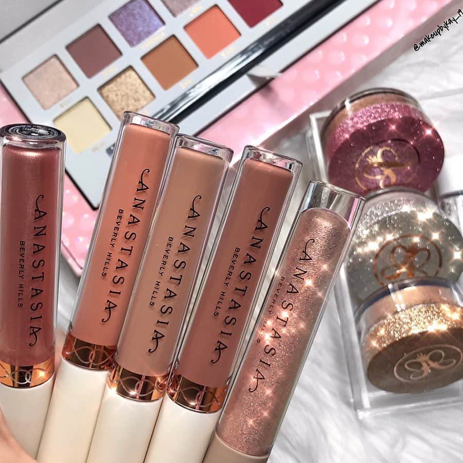 Anastasia Beverly Hillsさんのインスタグラム写真 - (Anastasia Beverly HillsInstagram)「We love our Holiday Collection 🥰😍 @makeupbykay_19  #undressedlipset #abhxcarlibybel #miniglowset #anastasiabeverlyhills」10月15日 14時20分 - anastasiabeverlyhills