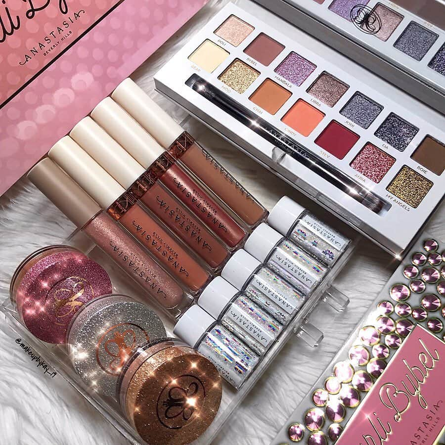 Anastasia Beverly Hillsさんのインスタグラム写真 - (Anastasia Beverly HillsInstagram)「We love our Holiday Collection 🥰😍 @makeupbykay_19  #undressedlipset #abhxcarlibybel #miniglowset #anastasiabeverlyhills」10月15日 14時20分 - anastasiabeverlyhills