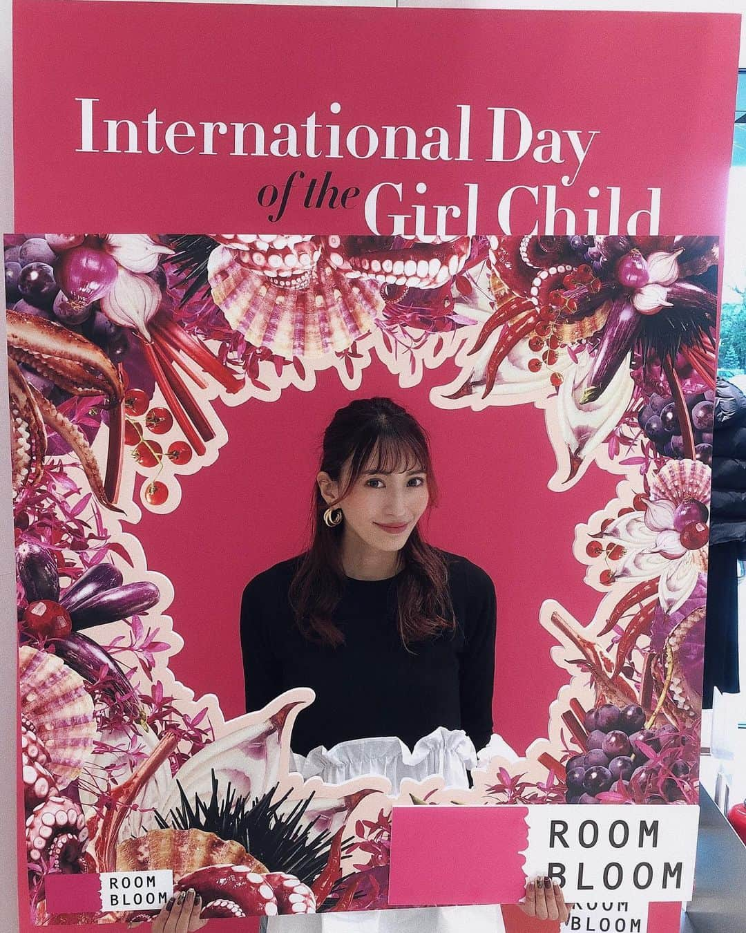 ANNA 杏奈さんのインスタグラム写真 - (ANNA 杏奈Instagram)「*⋆✈ 今年も国際ガールズデーのコラボイベントやってますね🧚‍♀️ 私は今回六本木にある2店舗 バーニーズとYELLOWKORNERにお邪魔してきたよ❤️ このピンクの壁はグローバル支援キャンペーン「Because I am a girl」のキーカラーで 国際ガールズデーとROOMBLOOMがコラボして塗られているそう！  国際ガールズ・デーは 「性別」と「年齢」という二重の差別を受ける途上国の女の子たちの特有な問題に焦点をあてて、その解決にむけて世界各国が取り組むよう、啓発して訴える日。  貧困社会の女の子たちが直面している課題について、もっと多くの人に知って、関心を持って、行動を起こして貰えるといいな。  この可愛いピンク色は期間限定で、お店にあるリーフレットのQRコードから購入できるみたい💕 収益の一部は寄付されるそうです！ DIY好きな人はチェックしてみてね💡 ・ ・　 @roombloom_official #roombloom #国際ガールズデー#ピンク #六本木 #YELLOWKORNER#バーニーズNY #MAISONONIGIRI #PR #バーニーズニューヨーク #becauseiamagirl #girlpossible #withthegirls_rb」10月15日 14時30分 - anna_maria_end18