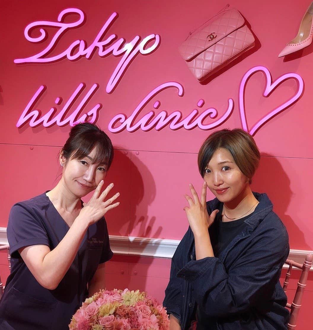 のインスタグラム：「同期がおすすめしてくれた  #東京ヒルズクリニック に行ってまいりました！  夏休みに蓄積した日焼けと、季節の変わり目の影響で最近顔にブツブツができたり、なのにカサカサして痛くなったり悲鳴をあげてたところに初めて駆け込んでみたところ、 本当に本当に救われました😭 お写真の杉浦祥子先生の丁寧なカウンセリングに導かれるまま、 #ベピーピールと#美肌トリートメント （名前も良い！） の施術を受けたのですが もう本当につるっとゆで卵感が半端ないです。  以前よりも汗をかく機会が減ったり、生活環境ががらっと変わった中で 自分で気づかないところで肌のSOSが溜まってた様に思います。 やはりプロに定期的に相談するのは何でも大事だなと思いました！  またよろしくお願いします！！」