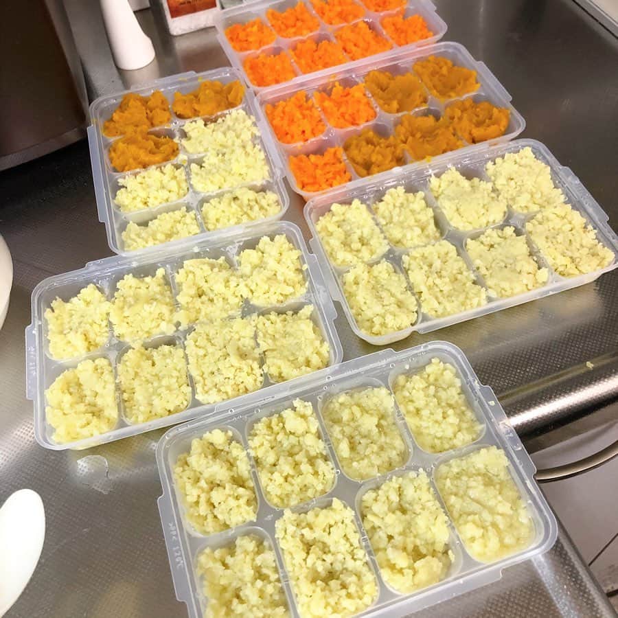 のインスタグラム：「朝は離乳食作り😊﻿ ﻿ 人参、かぼちゃ、さつまいも﻿ さつまいも作りすぎて😍💦﻿ ほうれん草入れる場所がなくなっちゃった🤣﻿ ﻿ いっぱい食べてくれるといいな😊﻿ ﻿ いつものごとくバッタバタでメイクをして﻿ 打ち合わせからのラジオ生放送です✊✨﻿ ﻿ このあと午後3時からの﻿ BSNラジオ3時のカルテット﻿ ﻿ わくドキ子育て日記のコーナーでは﻿ ゲストに小千谷のさつまいも女子🍠﻿ 新谷さんにお電話を繋いで﻿ 離乳食におすすめのさつまいものお話しを伺います😍﻿ ﻿ #離乳食﻿ #もぐもぐ期﻿ #さつまいも」