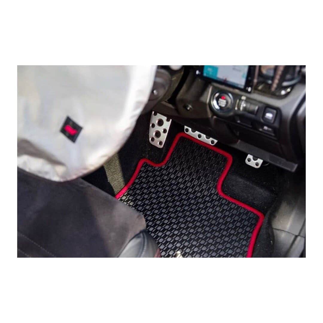 FJ CRAFTさんのインスタグラム写真 - (FJ CRAFTInstagram)「@kanpyo_wrx さん✨ ご投稿ありがとうございます😊ラバー生地がスタイリッシュでカッコいいですね✨レッドのオーバーロックもいい感じです💓 #カーマット#fjcraft#フロアマット」10月15日 14時32分 - fj.craft
