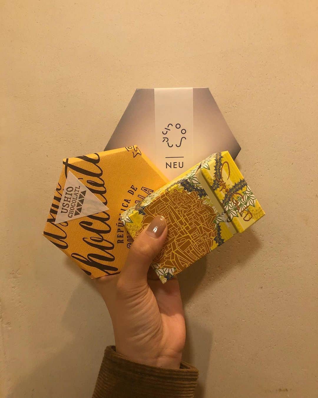 のインスタグラム：「嬉しい尾道のおみやげありがとう❤️ @ushiochocolatl を作ってるハオちゃんから。 昨日は良い話を熱くしました。 不思議なご縁、でもきっと必然なご縁 こんな良い話をできる時間は 本当ににありがたいことだと、、、 職種は違っても目的が同じってこんなにも面白いんだ♡ 笑顔になることを 地道にまっすぐに☺︎ #尾道 #衣食旅 #ushiochocolatl  #ヴィーガンチョコレート」