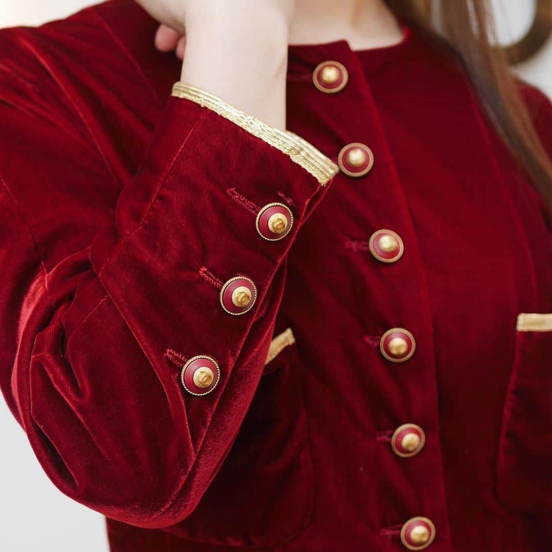 Vintage Brand Boutique AMOREさんのインスタグラム写真 - (Vintage Brand Boutique AMOREInstagram)「Vintage Chanel velvet dress from 1993. Size 40.▶︎Free Shipping Worldwide✈️ ≫≫≫ DM for more information 📩 info@amorevintagetokyo.com #AMOREvintage #AMORETOKYO #tokyo #Omotesando #Aoyama #harajuku #vintage #vintageshop #ヴィンテージ #ヴィンテージショップ #アモーレ #アモーレトーキョー #表参道 #青山 #原宿#東京 #chanel #chanelvintage #vintagechanel #ヴィンテージ #シャネル #ヴィンテージシャネル #amorewardrobe #アモーレワードローブ」10月15日 14時37分 - amore_tokyo
