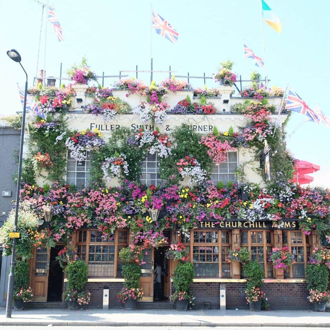 KUNIKAのインスタグラム：「お花盛り盛りのPub &タイ料理レストラン💐💐💐 @churchillarmsw8」