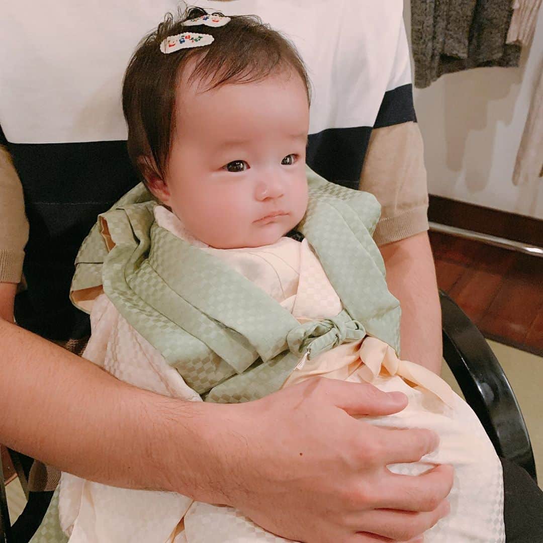 しほの涼のインスタグラム：「お食い初めを行いました👶㊗️ 父の時から使っているお着物も着せて、お箸をお口に当てたら反射で口が開いてて可愛かったなぁ😂💕 大好きだよ😘これからもスクスクね☺️💕 #お食い初め　#生後100日　#産まれてきてくれてありがとう #赤ちゃん　#赤ちゃんのいる生活#赤ちゃんとママ#令和ベイビー#令和ベビー#赤ちゃんのいる生活#スマイル育児#女の子ママ#娘#」