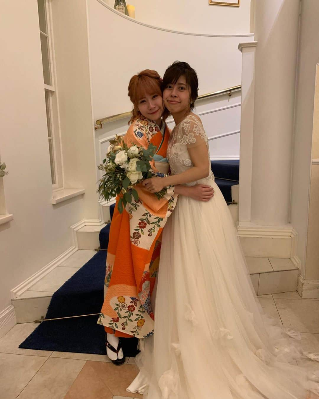 増井みおさんのインスタグラム写真 - (増井みおInstagram)「いとこの結婚式でした💒 もうもうもうチャペルで出てきた時から泣いて泣いて泣いた。  小さい頃よくみお、兄、いとこ兄妹の4人で遊んでて大好きないとこだから本当に感動したよお。 披露宴のお色直しの退場の時に一緒に歩きたいってサプライズで指名うけてエスコートさせてもらた！！泣きっぱだったけど！！！！ 母と一緒に、祖母が手描きして染めた振袖を(母は訪問着)着たんだけど残念ながら祖母は先週骨折してしまって病院でリハビリ中のため見せられなかった😭 振袖は未婚のうちは着れるから、せっかくの祖母の染めた振袖も着たかったから機会があって良かったあ。  身内の結婚式はじめてだったけど、本当に本当に素敵な一日だった！  #いとこほんと綺麗だった #ちっちゃい頃のみおの日焼け具合やばい #2頭身じゃん #結婚式 #振袖 #めでてえ！ #兄とみおが一番泣いてた #誰より泣いてた #いとこの家族より泣いてて #めちゃくちゃ泣くじゃんって言われた #そりゃなく #本当におめでとう大好き」10月15日 14時55分 - mio006