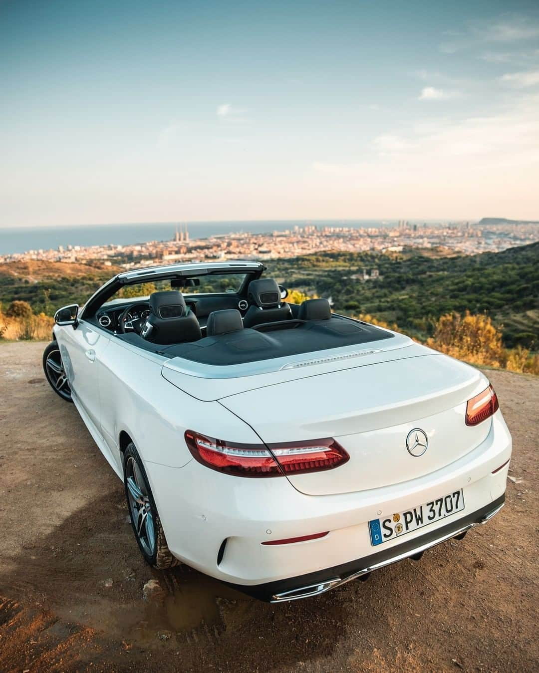 メルセデス・ベンツさんのインスタグラム写真 - (メルセデス・ベンツInstagram)「Big city views and dynamic flair.  #MercedesBenz #CarsOfInstagram #InstaCar #MBCar 📸 @lucajaenichen for #MBsocialcar」10月15日 15時00分 - mercedesbenz