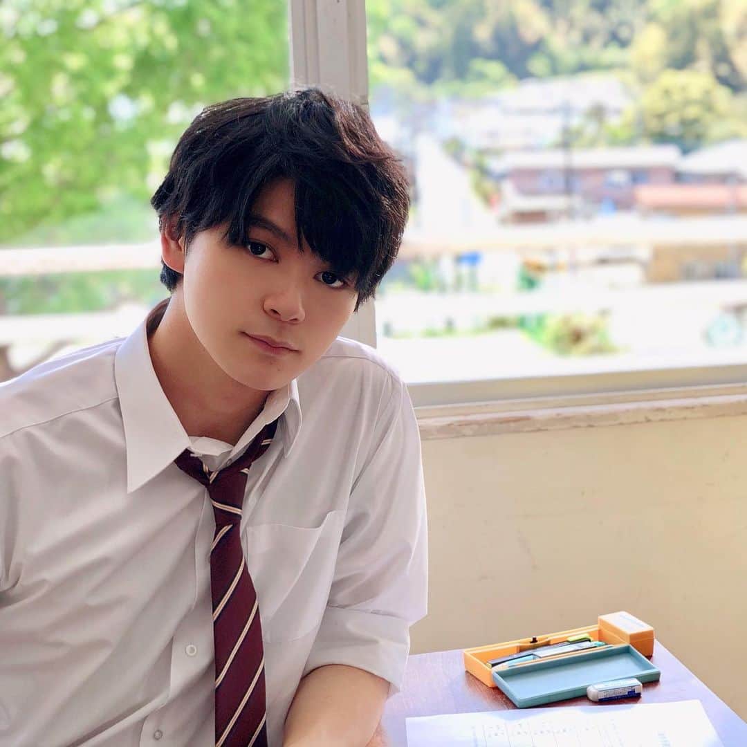 映画『午前0時、キスしに来てよ』のインスタグラム：「＼📚#0キス スクールタイム🏫 ／ ﻿ ﻿ 🕒ただいま15時！ ﻿ ﻿ 秋は涼しくて窓際が特等席🌾 ﻿ ﻿ 休み時間のんびり #あーちゃん 😚 ﻿ ﻿ #秋 #学校 #休み時間 #窓際 #のんびり #景色 #いいね  #午前0時キスしに来てよ #12月6日公開 #ゼロキス #眞栄田郷敦 #かっこいい」
