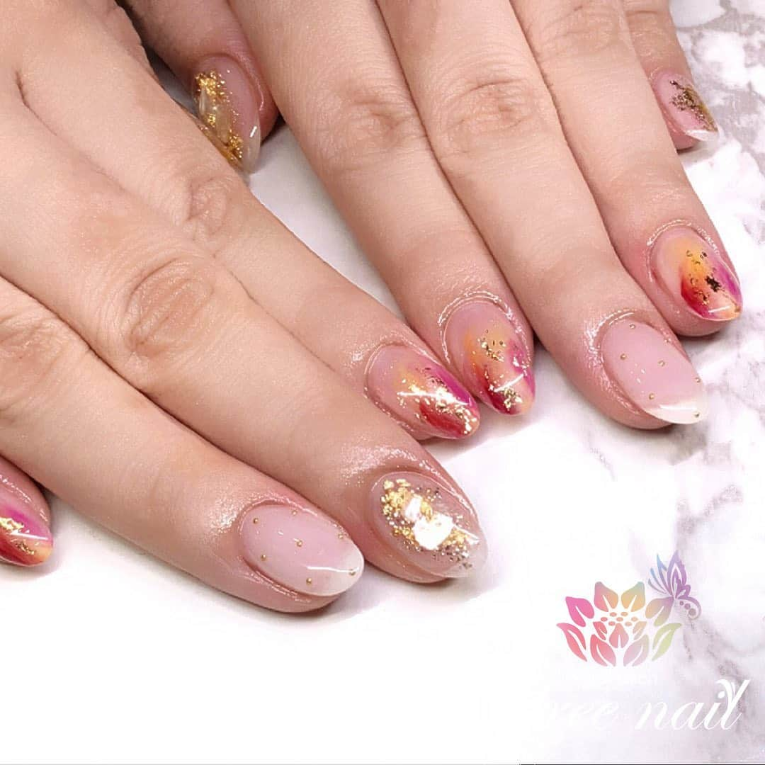 ネイルアーティストRYさんのインスタグラム写真 - (ネイルアーティストRYInstagram)「. 秋色ニュアンスネイル💅🏻🍁✨ . 秋こそ赤ネイル✨ . #ネイリスト #ネイルアーティスト #ネイルアート #ネイルチェンジ #ネイルサロン #大阪ネイルサロン #ネイルスクール #ネイル動画 #ジェルネイル #ネイルデザイン #ニュアンスネイル #タイダイネイル #シェルネイル #金箔ネイル #赤ネイル #ピンクベージュネイル #デザインネイル #トレンドネイル #大人ネイル #シンプルネイル #秋ネイル #autumnnails #美甲 #日式美甲 #日式美甲胶 #日本美甲师 #日本美甲老师 #美甲上课 #日本胶」10月15日 15時28分 - nail_artist_rm