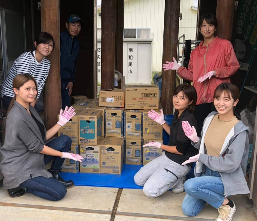 山田彩乃さんのインスタグラム写真 - (山田彩乃Instagram)「先程NPO法人相馬救援隊さんに 水を35箱、食糧2箱、寄付金を お渡ししてきました！  お渡しした水と食糧は 相馬市と原町区で配ってくださいます！ また、お配りした際には ご報告をいただく予定ですので ご連絡頂き次第皆様にもご報告致します。 . .　 道中は 土砂崩れがおき、 道が半分ふさがっている所や水浸しの所、 他にも川も崖が崩れていたりと やっと水が引いたばかりの場所も多く 一部通行止めの道もありました。 .　 川自体もまだ濁流で激しく流れているところも多く 近くに住む方は本当に注意してほしいと感じました。 .　 南相馬市では原町区が、 相馬市は殆どが断水状態だそうで イオンでは水を入荷しても 一瞬で無くなってしまうほど 水が一番足りないとのことでした。 . .　 相馬や南相馬は馬も多く、 (相馬野馬追が有名) 馬の飼料も足りていないそうで、 私達では手に入れられなかったので どなたかご協力頂けますとありがたいです。 . .　 実際に足を運んで 現地の方にお話を聞くと ニュースに出ないような現状や その土地のことも知ることができるので 毎回とても勉強になります。 これからもつながりを大切にしながら 継続していきます。 .　 p.s. 服装が、とご意見いただいたりしましたが 現地ではしっかり長靴で動いておりますので ご安心ください（笑） .  #福島県  #福島  #南相馬市  #相馬市  #南相馬  #相馬  #相馬救援隊  #相馬野馬追  #台風19号  #たがいにプロジェクト  #リリマリ  #田中彩貴  #来栖まい  #兒玉百明子  #山田彩乃」10月15日 15時29分 - ayano.yamada