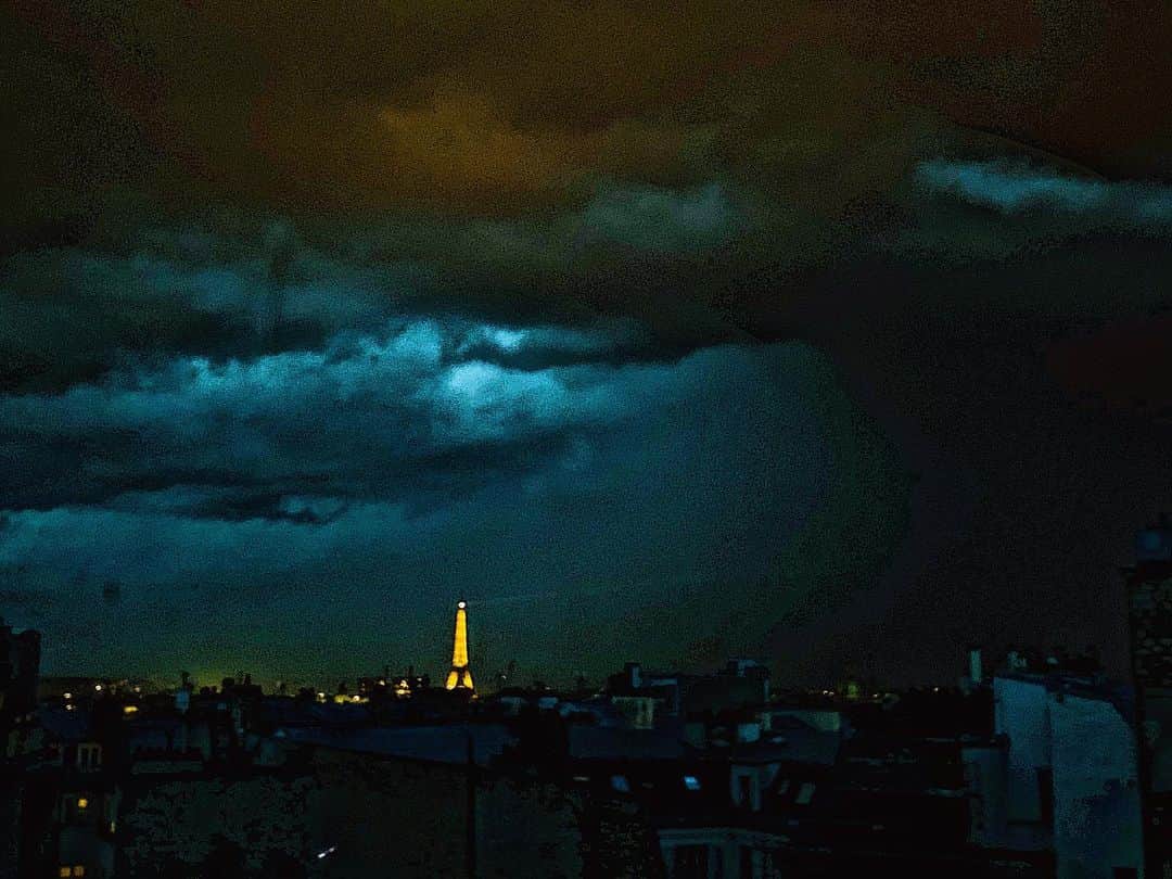カロリーヌ・ド・メグレのインスタグラム：「Paris last night」