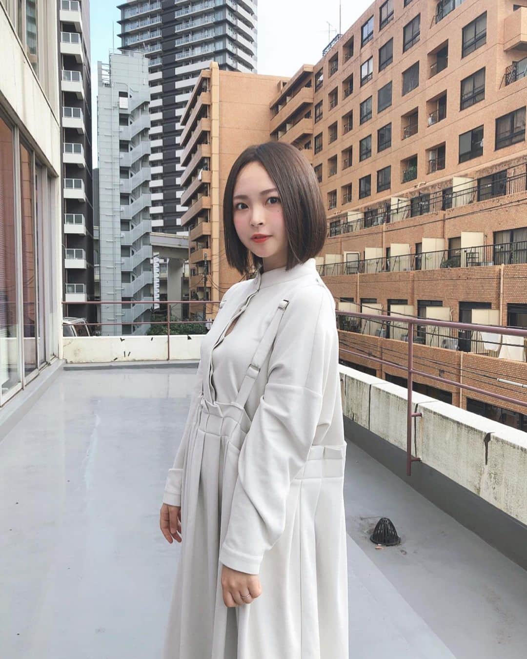 のインスタグラム：「本日の衣装🦙 ゆる〜いシルエットがかわゆ💛 ボタンの隙間からインナー見えてしまっている☺️💦 #ワントーンコーデ  #衣装  #秋服 #すき」