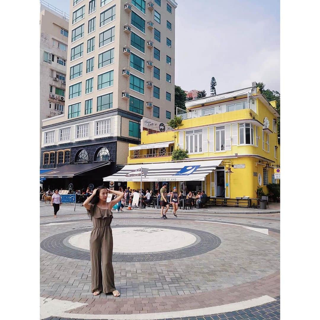 渡辺未優のインスタグラム：「. よくみる香港の景色、雰囲気とは ちょっと違った場所♪ . 一際目立つ黄色のお店は 味良し、心地良しでした🌼 . . #HK #stanley #赤柱 #restaurant #theboathouse .」
