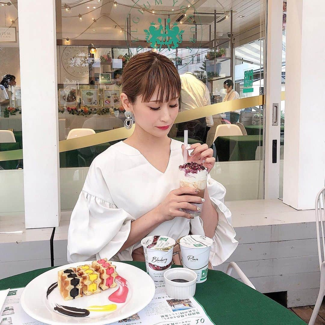 都築青空さんのインスタグラム写真 - (都築青空Instagram)「. 『PUR NATUR BELGIUM YOGURT CAFE』に ご招待いただきました🍽🇧🇪 . .  日本初上陸の 『ベルギーヨーグルト ピュアナチュール』を使用した 日本初の”ベルギーヨーグルト専門店” . . 『ベルギーヨーグルト ピュアナチュール』の特徴は、 ・濃厚でコクのある味わい ・生乳本来の甘みとほのかな酸味 ・とろっとなめらかな食感 ほんとに濃厚でなめらかな味わいで美味しかった🥛❤︎ . . 『ベルギーヨーグルト ピュアナチュール』と、 ベルギーの代表的な料理を 融合させたオリジナルメニュー💙 日本最年少二つ星シェフが監修しているそうです🇧🇪 . . 〜メニュー〜 ・カルボナード ・ワーテルゾーイ ・トマト オ クルウェット ・ベルギーワッフル ・ショコラ デュ ベルギーヨーグルト ピュアナチュール . . どれもベルギーらしくておしゃれで、 美味しかったです☺️☺️ . . 10月16日（水）から11月7日（木）まで 代官山カフェ「SIGN ALLDAY」で 期間限定openしていますよっ📝 . . #ピュアナチュールベルギーヨーグルトカフェ  #ピュアナチュール #purnatur #purnatur_yogurt  #ベルギーヨーグルト #カネカ #日本初上陸 #pr」10月15日 15時51分 - aozora723