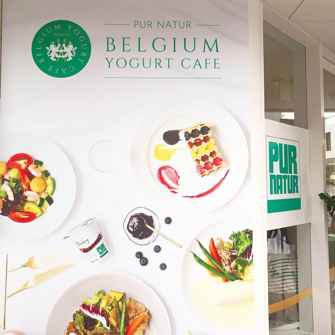 都築青空さんのインスタグラム写真 - (都築青空Instagram)「. 『PUR NATUR BELGIUM YOGURT CAFE』に ご招待いただきました🍽🇧🇪 . .  日本初上陸の 『ベルギーヨーグルト ピュアナチュール』を使用した 日本初の”ベルギーヨーグルト専門店” . . 『ベルギーヨーグルト ピュアナチュール』の特徴は、 ・濃厚でコクのある味わい ・生乳本来の甘みとほのかな酸味 ・とろっとなめらかな食感 ほんとに濃厚でなめらかな味わいで美味しかった🥛❤︎ . . 『ベルギーヨーグルト ピュアナチュール』と、 ベルギーの代表的な料理を 融合させたオリジナルメニュー💙 日本最年少二つ星シェフが監修しているそうです🇧🇪 . . 〜メニュー〜 ・カルボナード ・ワーテルゾーイ ・トマト オ クルウェット ・ベルギーワッフル ・ショコラ デュ ベルギーヨーグルト ピュアナチュール . . どれもベルギーらしくておしゃれで、 美味しかったです☺️☺️ . . 10月16日（水）から11月7日（木）まで 代官山カフェ「SIGN ALLDAY」で 期間限定openしていますよっ📝 . . #ピュアナチュールベルギーヨーグルトカフェ  #ピュアナチュール #purnatur #purnatur_yogurt  #ベルギーヨーグルト #カネカ #日本初上陸 #pr」10月15日 15時51分 - aozora723