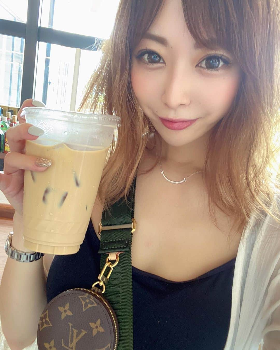 瀧谷まゆさんのインスタグラム写真 - (瀧谷まゆInstagram)「1日1カフェラテが人生の日課☕️ ミルクティーは 1日2リットルが日常🥛 水とお茶が嫌いです。  #甘党女子#ミルクティー女子」10月15日 15時52分 - mayu_velia