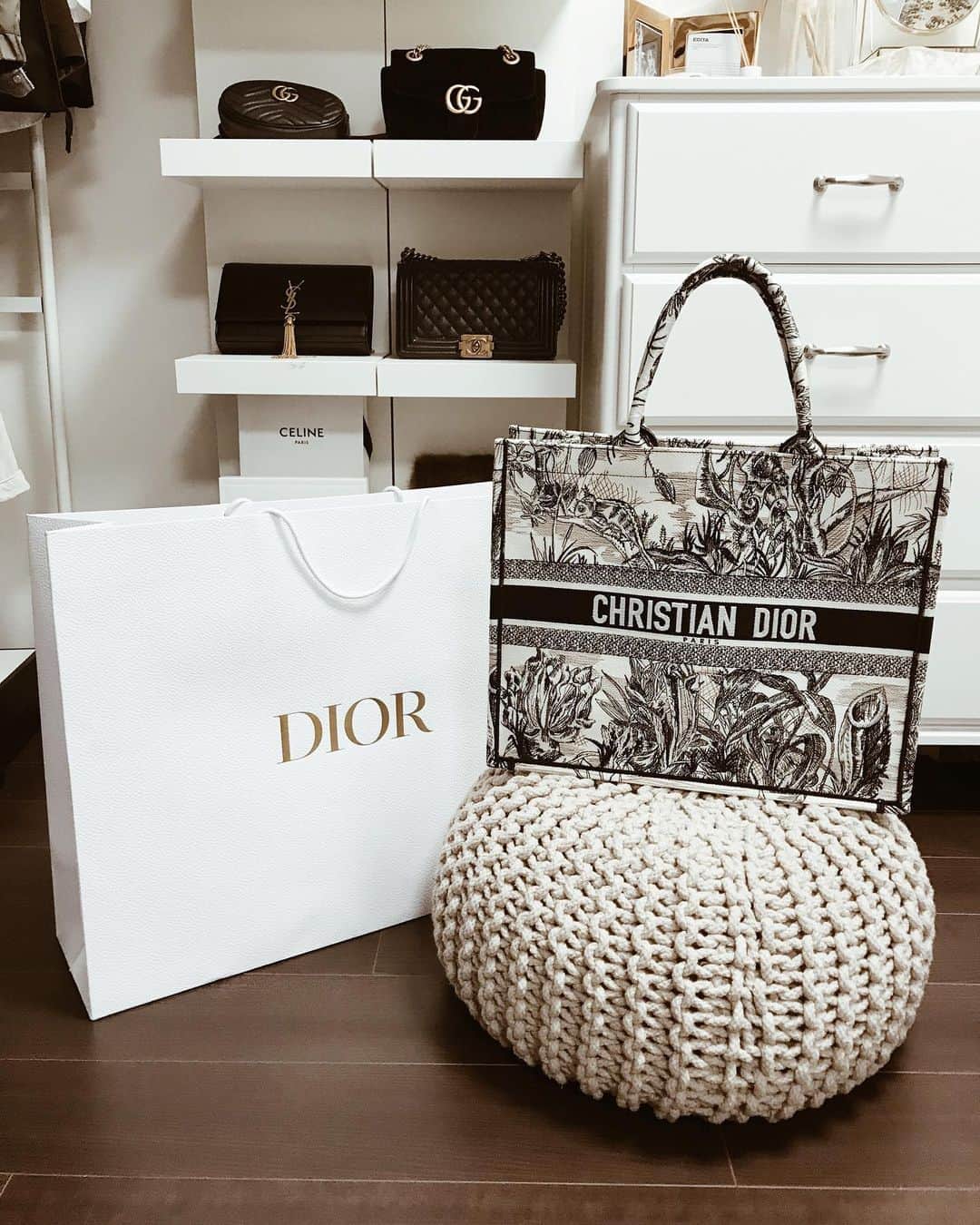 HARUEさんのインスタグラム写真 - (HARUEInstagram)「#Dior 👜♡ . ベネチアで買ってきたトートバッグに 名前の刺繍を入れてもらった♡ . オリジナル感が嬉しい☺︎💜」10月15日 15時54分 - harue0104