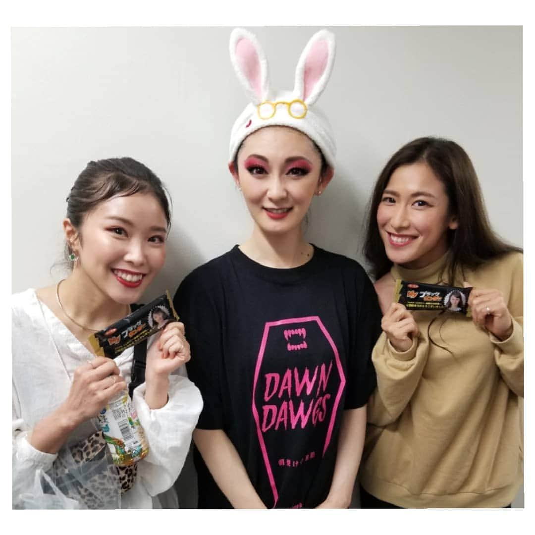 風花舞さんのインスタグラム写真 - (風花舞Instagram)「DAWN DAWGS、ダンスカンタービレ仲間の美紅ちゃんが観に来てくれました～嬉しかった～🙌 今回ウィッグだったので、支度時間の関係上、楽屋に入ってすぐ頭にウィッグ用ネットを被ってメイクスタートしていたので、なかなか共演者の方々と楽屋で写真を撮ることが出来ず…  昼夜間の休憩もネット被ったままなので、面会にネット頭で行くのはちょっと…ということで、ヘアバンドを。 普段ヘアバンド使わないから、先日行ったディズニーランドで買った🐰ヘアバンドしかなくてこんなことになってますが💦決してふざけているわけではありません。  美紅ちゃんもお友達も、お忙しいなか来てくれてありがとー❤️ #天才劇団バカバッカ#DAWNDAWGS#長岡美紅#風花舞#ヘアバンド#ふざけているわけではありません」10月15日 15時54分 - kazahanamai_official