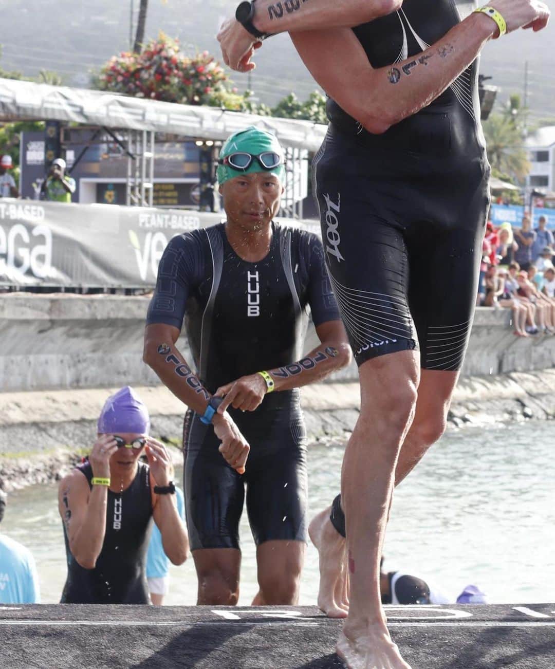 竹谷賢二さんのインスタグラム写真 - (竹谷賢二Instagram)「2019 IMコナ 【スイム編】 結果　1時間8分59秒 目標　1時間7分 長らく超える事が出来なかった1時間10分の壁をクリア、今回のレースの中で取り組み通りに成果が出たのは、これのみか。 フォームとストローク、不安定でブレが大きかった泳ぎが改善、それでも足りなかったスピードはストロークレートに着目しテンポトレーナーを導入する事で、伸びは少ないものの手数を増やす事で得るようにした。 これが功を奏しトップスピードとボトムスピードが改善、レース中も終始周りをよく見て終始一貫した集団で泳ぐことが出来たことは良かった。 反面終盤において、5分後ろからスタートした女性に追いつき追い越される時に、集団から離脱を何度か図ったものの引き離されるを繰り返し、同じ集団に戻ることを余儀無くされた。 今より速いスピードで繰り返していき、アベレージを引き上げていくことが今後の課題。朝スイムでは、100m/1'30"ペースの最高スピードなコースにもトライしていくこと。 また自主練として、ハイアベレージで持久泳が出来る環境整備も加えて、スイム二部練など時間と機会を工夫して、量と頻度も増やしたい。  #コナチャレ #kona2020 #jadgementday #360daystogo #正念場 #specialized #garmin #hokaoneone #huub #powerbreath #スポーツepa #アバンド #triathlon川崎 #エンデュアライフ」10月15日 16時05分 - tktakeyakenji