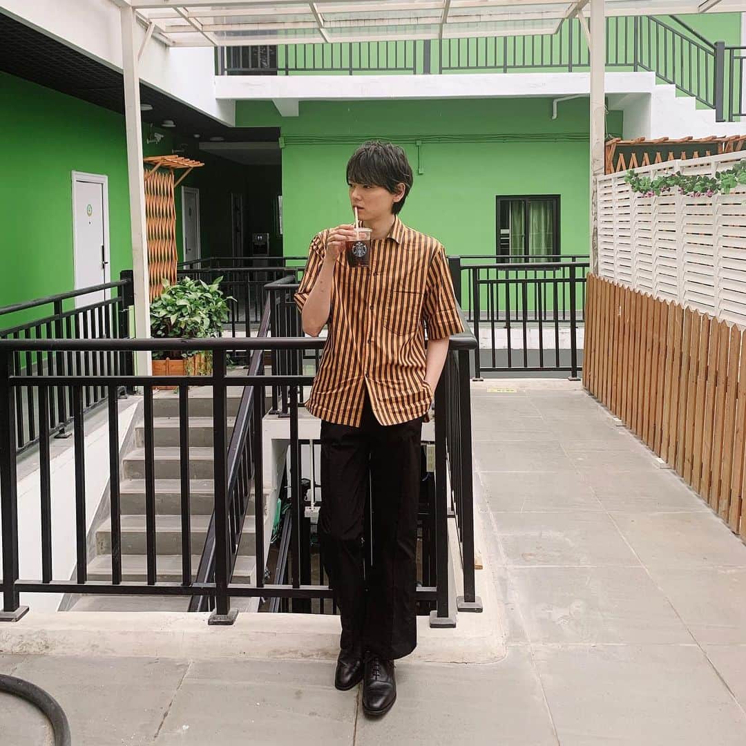 古川雄輝のインスタグラム：「取材中オフショット  #上海 #古川雄輝 #yukifurukawa #スタバ #コーヒー」