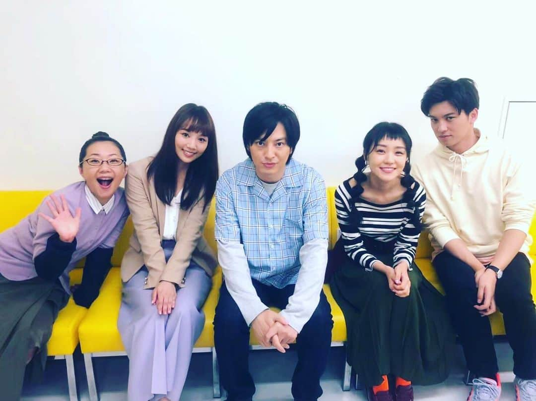 荒井敦史のインスタグラム：「本日よる9時から 『#まだ結婚できない男』 第2話放送です！ 事務所メンバーと桜子さん お見逃しなく！  あれれ。。 パルコと志田？ 俺、焼き鳥ビルに就職したのか？笑 いや、 英治さんと裕太です。笑 気がついた方手を挙げて  #写真は公式から拝借」