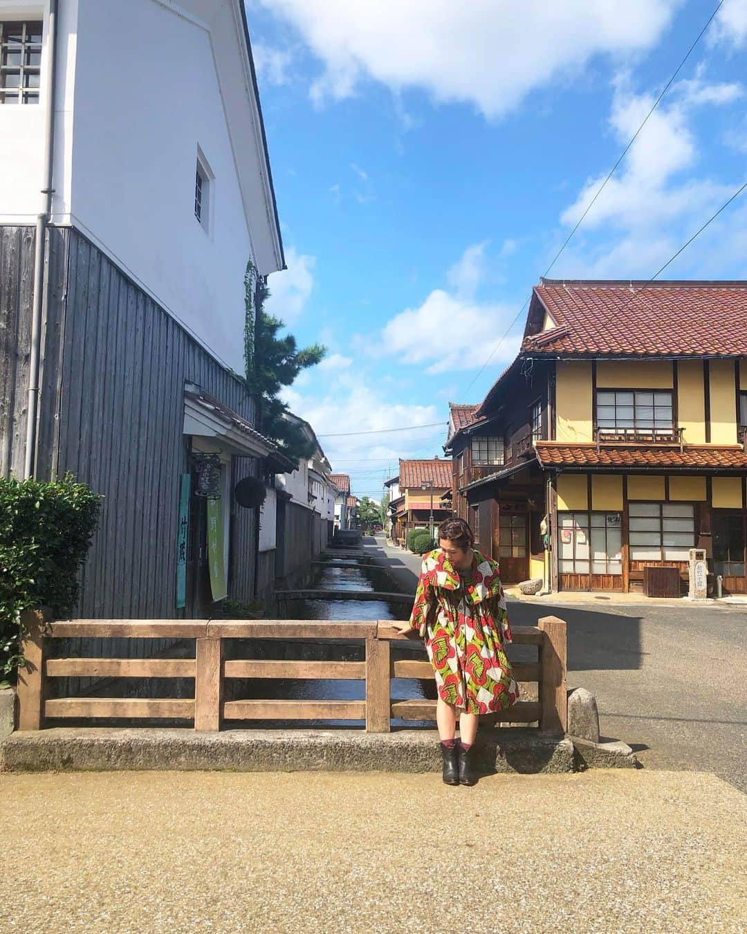 近藤夏子さんのインスタグラム写真 - (近藤夏子Instagram)「ワンピースがとても好きです👗✨ そのワンピ可愛いーどこのー？？って聞かれると嬉しいです❣️ 最近褒めてもらえるワンピはこれっ💓 ワンピース…古着 @vivie_amemura  です🕵️‍♀️ #夏子ーデ #ワンピース #ワンピ #古着 #柄 #倉吉 #白壁土蔵群」10月15日 16時37分 - kondonatsuko