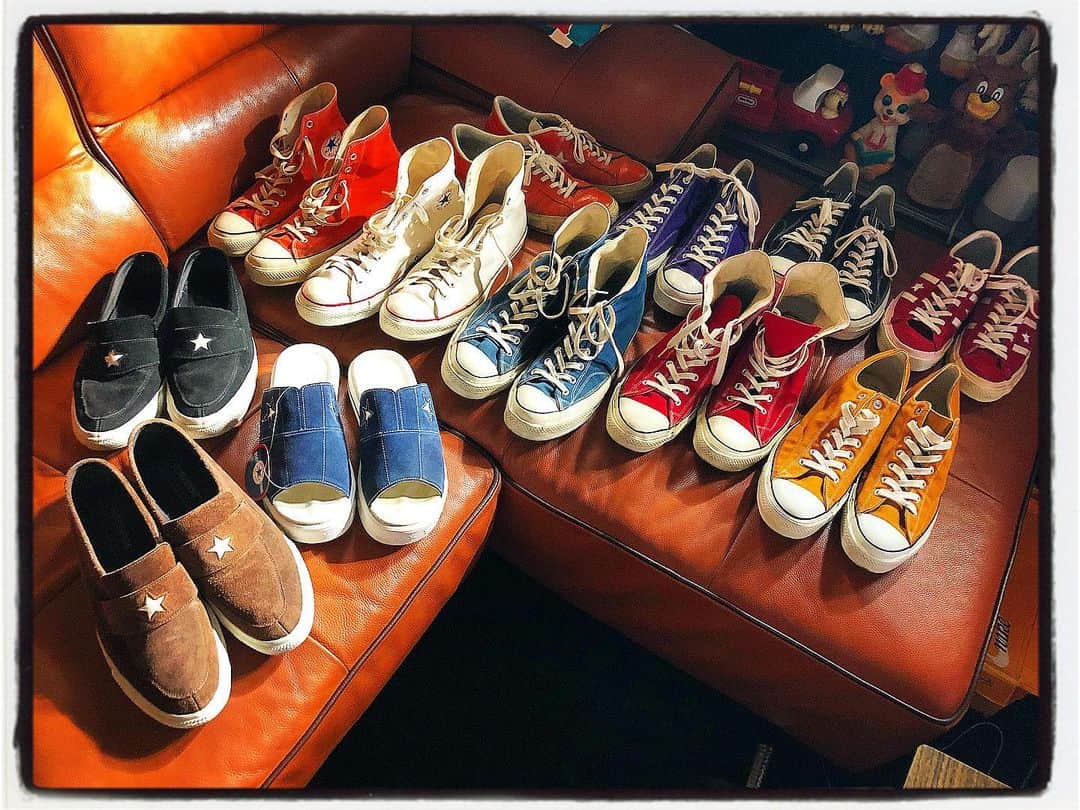 大川知英のインスタグラム：「60's~90's my vintage converse  加水しないようにスニーカーはたまに ひなたのボッコさせましょう🇺🇸👨🏽‍✈️ #converse#vintage#60s90s #乾燥#chucktaylor #allstar#original #ひなたのボッコ#amecajiboys  #takatsubase #スニーカー同行会」