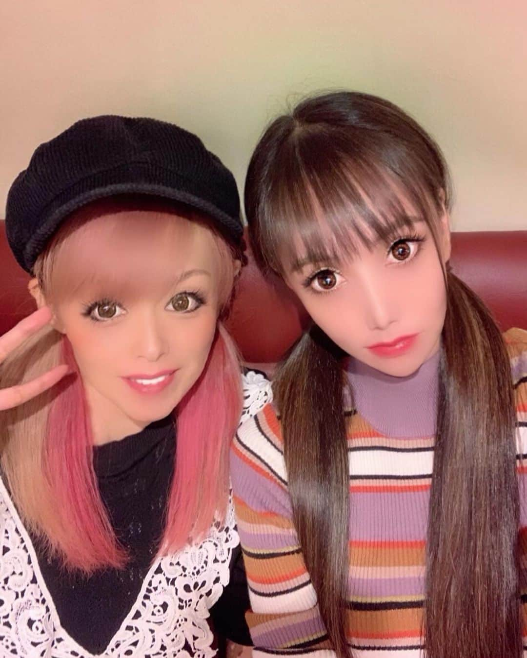 百合華さんのインスタグラム写真 - (百合華Instagram)「みきねぇと恒例の女子会ランチ🎶🥰🎶🥰🎶﻿ ﻿ いつも笑顔で元気を分けてくれる優しいおねぇちゃま💕﻿ ﻿ お互いの近況報告や最新情報を交換したりしているとあっという間に時間が過ぎちゃいます💦﻿ ﻿ この日はたまたまお揃いのツインテール❤️﻿ ﻿ #京都 ﻿ #錦 ﻿ #女子会﻿ #女子会ランチ﻿ #京菜味のむら ﻿ #京野菜 ﻿ #おばんざいランチ ﻿ #おばんざい ﻿ #ランチタイム ﻿ #ランチセット ﻿ #小鉢 ﻿ #雅御膳 ﻿ #素敵な空間 ﻿ #京町家 ﻿ #まったり ﻿ #ツインテール﻿ #近況報告﻿ #仲良し﻿ #親戚 #美食 #美食家」10月15日 16時39分 - yurika.lovelily