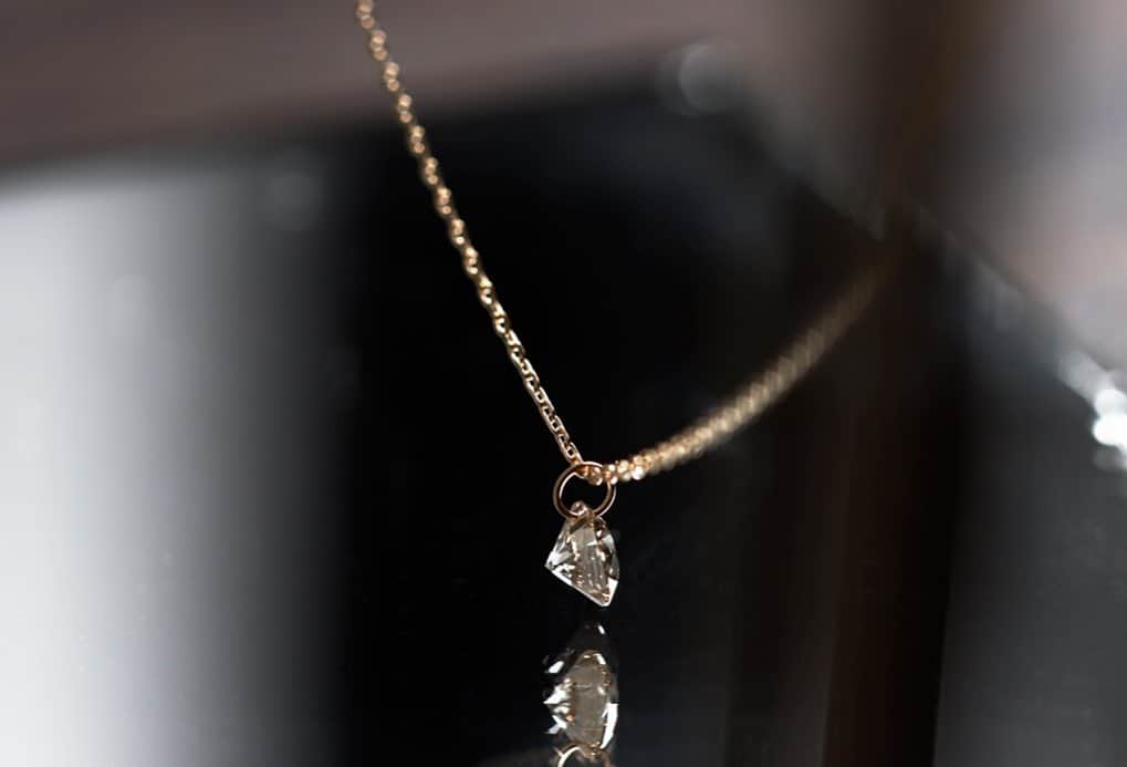 SIENAさんのインスタグラム写真 - (SIENAInstagram)「様々な角度から光りを取りこみ眩く煌めくダイヤモンドに、直接フープを通した斬新なデザインが特徴的な「ヌーディーダイヤモンド」。 ダイヤモンドを華奢なチェーンで紡いだネックレスは、上品で落ち着いた輝きをデコルテに添えてくれます。気取らない大人の女性にピッタリなスキンジュエリーともいうべき逸品です。  #SIENAROSE #ヌーディーダイヤモンド #ジュエリー」10月15日 16時49分 - sienarose_official