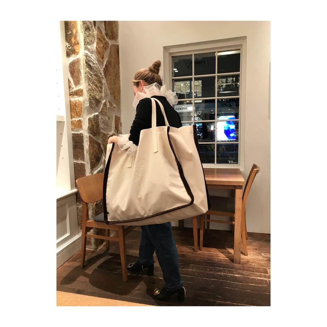 のインスタグラム：「嘘のように大きい！ 本当にLUDLOW から出したbig big bag！🍕が付いてるよ。 ミーティングの際にサンプル入れたりしてスタッフはとても活用してます。 少し前の商品だから今はないみたいだけど、私もラドローも色んな人のlife style を考えて色々作って来てるね😉👍」