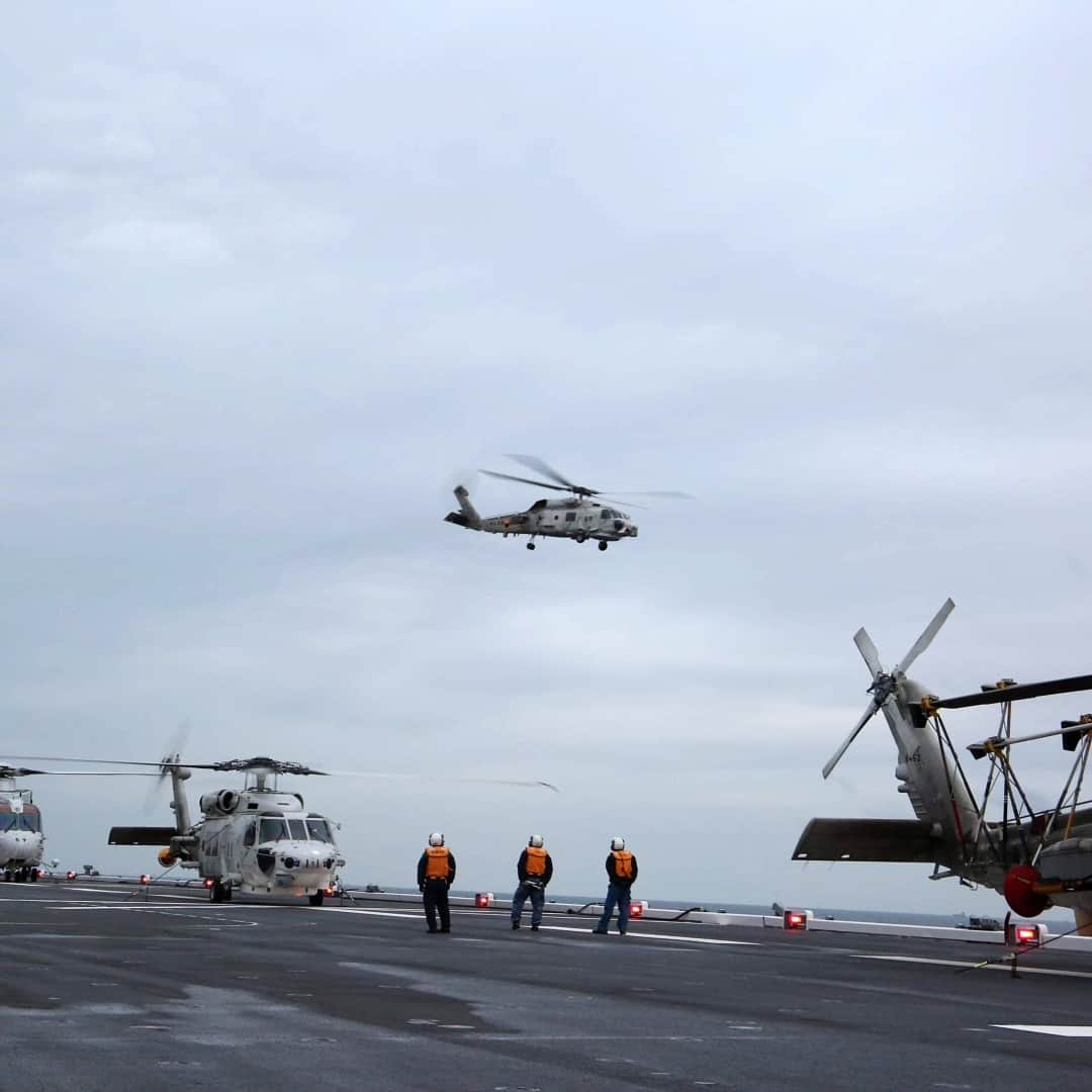 海上自衛隊さんのインスタグラム写真 - (海上自衛隊Instagram)「【令和元年台風１９号に係る災害派遣】 海上自衛隊 哨戒ヘリＳＨ－６０Ｊ、ＳＨ－６０Ｋ及び掃海輸送ヘリ ＭＣＨ－１０１は、福島県沖に展開している護衛艦「かが」を洋上基地として、阿武隈川周辺、いわき市周辺等で捜索・救助活動を行っています。 #災害派遣 #台風１９号 #海上自衛隊 #かが」10月15日 17時00分 - jmsdf_pr