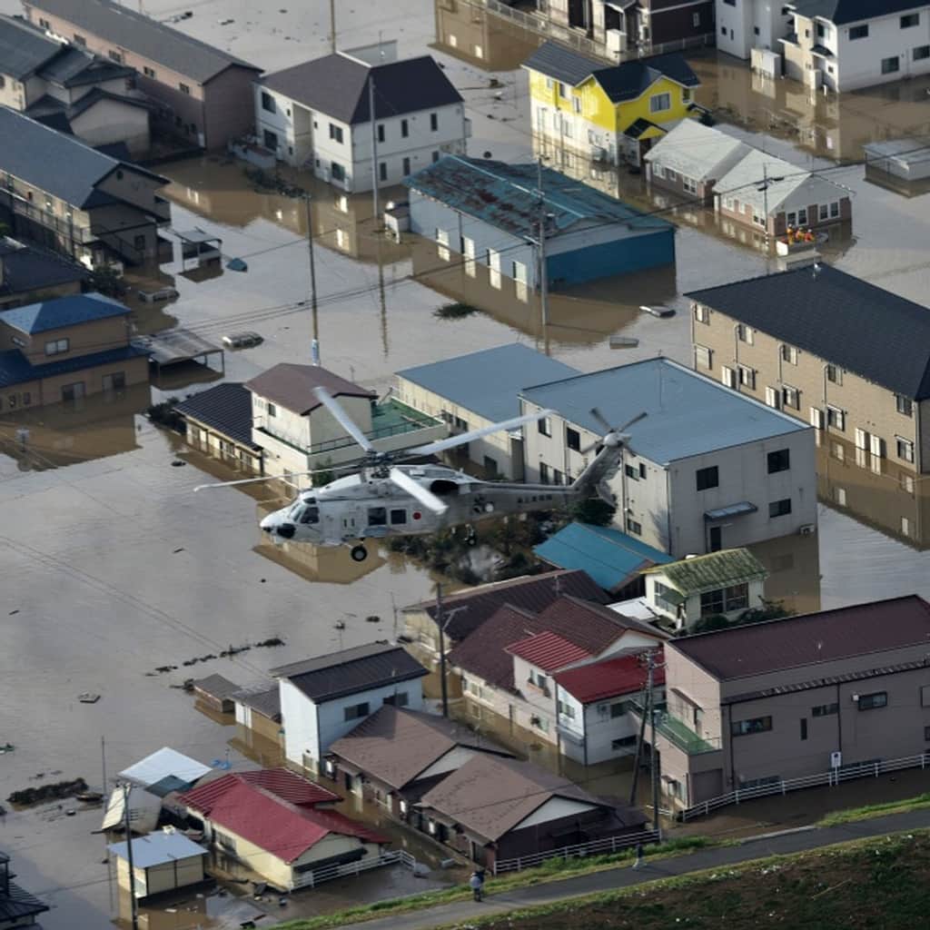 海上自衛隊さんのインスタグラム写真 - (海上自衛隊Instagram)「【令和元年台風１９号に係る災害派遣】 海上自衛隊 哨戒ヘリＳＨ－６０Ｊ、ＳＨ－６０Ｋ及び掃海輸送ヘリ ＭＣＨ－１０１は、福島県沖に展開している護衛艦「かが」を洋上基地として、阿武隈川周辺、いわき市周辺等で捜索・救助活動を行っています。 #災害派遣 #台風１９号 #海上自衛隊 #かが」10月15日 17時00分 - jmsdf_pr
