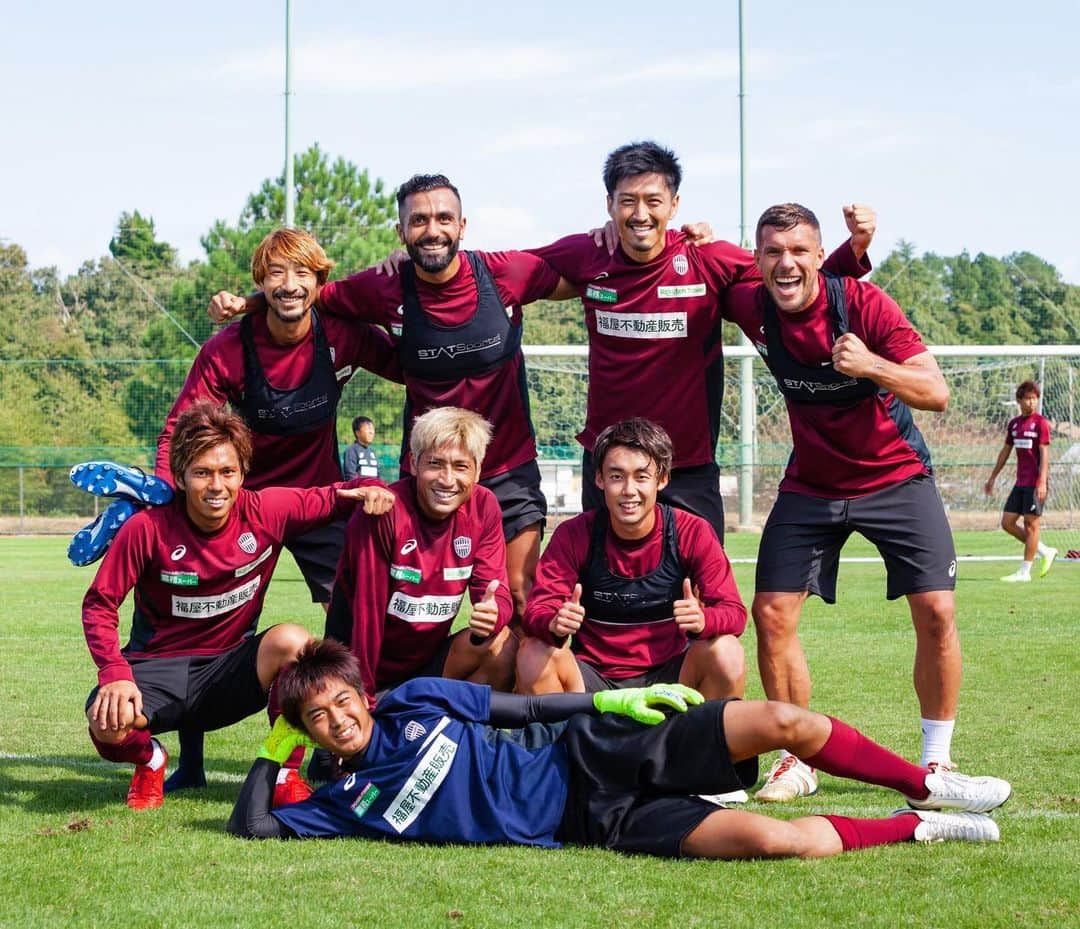 ルーカス・ポドルスキさんのインスタグラム写真 - (ルーカス・ポドルスキInstagram)「Winning w/ my team at practice 💪🏼🏆🥇 #teamwork #soccer #VisselKobe #LP10 🇯🇵」10月15日 22時25分 - lukaspodolski