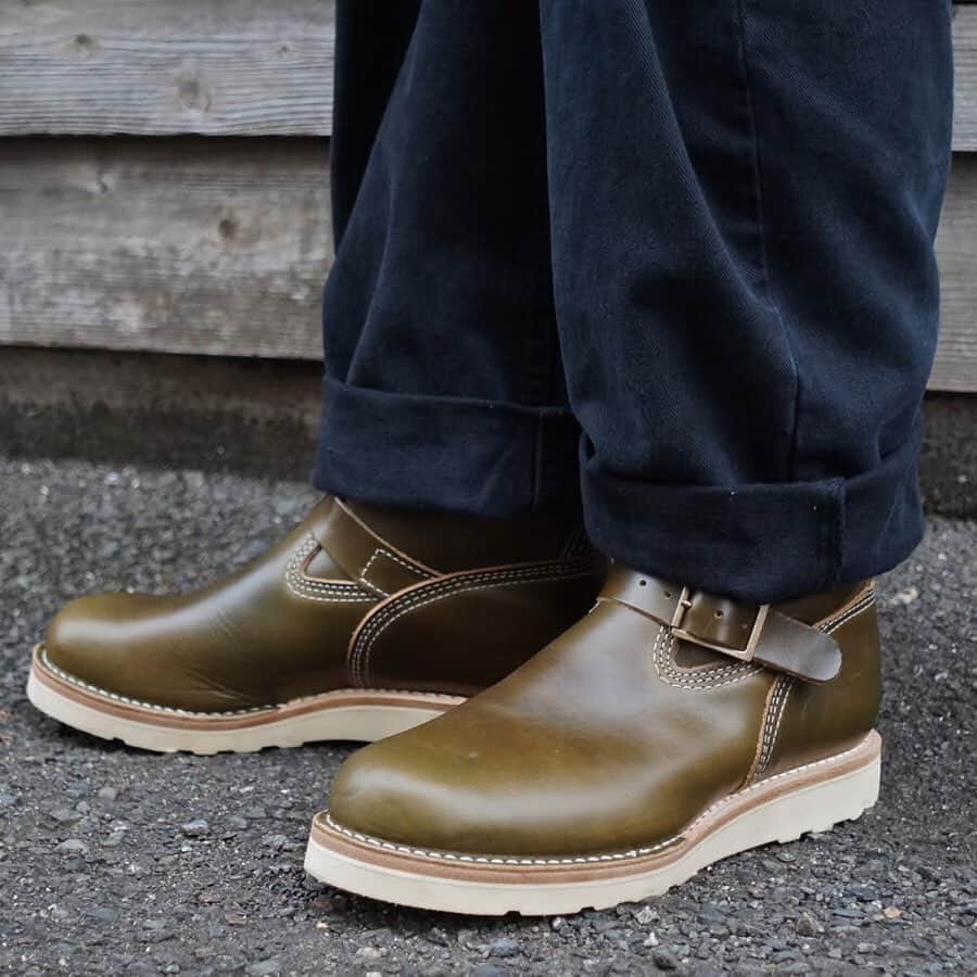 のインスタグラム：「. 期間限定オプションレザー"Forest Green"を使用したカスタムBossの着用写真を撮影しました！ ブラックカラーのパンツに合わせると色味や革質がハッキリしますね。 デニムとの相性は勿論、チノパンなどベージュ系のパンツに合わせてミリタリー感をだしたり、寒い時期はコーデュロイなど温かみのある素材とのバランスも良いかと思います！ スタッフブログも更新したので是非ご覧ください！ @wesco_japan アカウントトップのURLからブログへリンクします。 . #WESCO #ForestGreen #Horween #期間限定レザー #wescoboots #workboots #boots #madeinusa #oregon #scappoose #westcoastshoecompany #wescojapan #wescoebisu #wescosetagaya #wescokanazawa #フォレストグリーン」