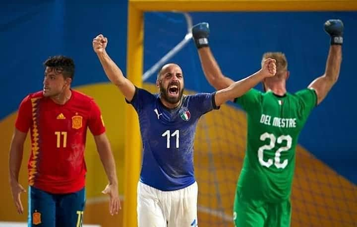 サッカーイタリア代表さんのインスタグラム写真 - (サッカーイタリア代表Instagram)「#Nazionale #BeachSoccer🇮🇹 World Beach Games: l’#Italia vola in semifinale, battuta la Spagna🇪🇸 . . A Doha gli #Azzurri superano 5-4 in rimonta la formazione iberica. Domani la sfida con il Brasile🇧🇷. Il Ct #DelDuca: “Felice per la squadra, abbiamo meritato di vincere” . . #VivoAzzurro」10月15日 17時06分 - azzurri